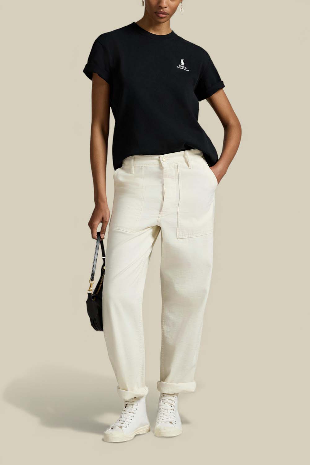 תמונת כל הלוק של חולצת טי